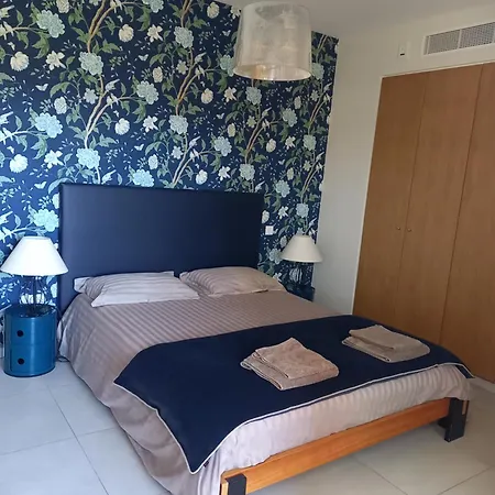 Avec 2 D'hôtes Pour 1 à 4 Personnes Avec Vue Mer, Terrasse, Parking Privé, Proche Port Et Aéroport, Petit Déjeuner Inclus 4* Ajaccio (Corsica)