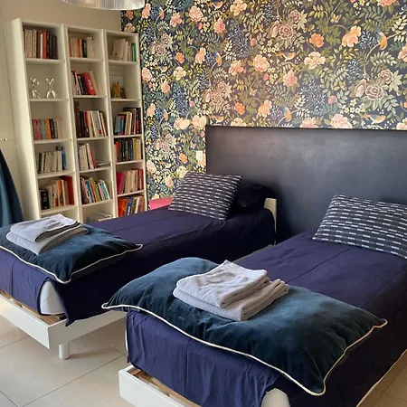 Avec 2 D'hôtes Pour 1 à 4 Personnes Avec Vue Mer, Terrasse, Parking Privé, Proche Port Et Aéroport, Petit Déjeuner Inclus Ajaccio (Corsica)