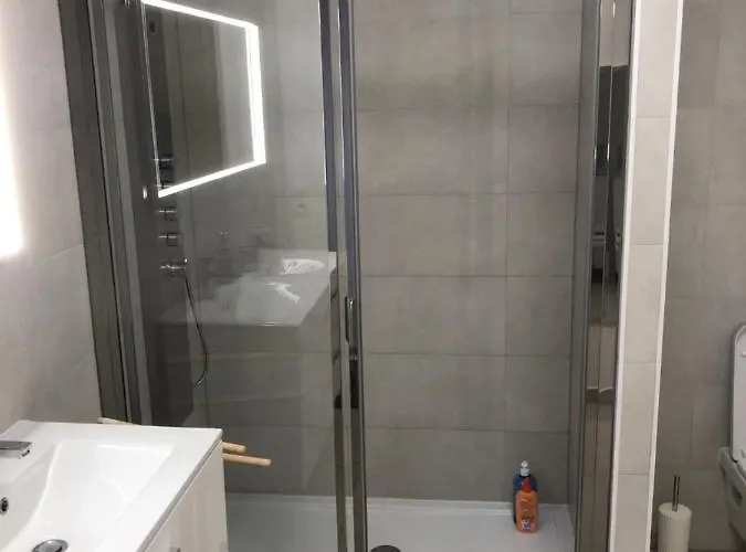 Couette-café Avec 2 D'hôtes Pour 1 à 4 Personnes Avec Vue Mer, Terrasse, Parking Privé, Proche Port Et Aéroport, Petit Déjeuner Inclus 4*