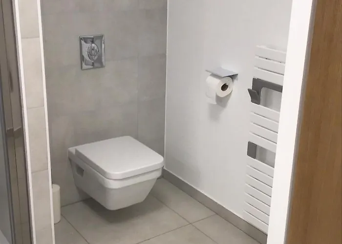 Avec 2 D'hôtes Pour 1 à 4 Personnes Avec Vue Mer, Terrasse, Parking Privé, Proche Port Et Aéroport, Petit Déjeuner Inclus 4*