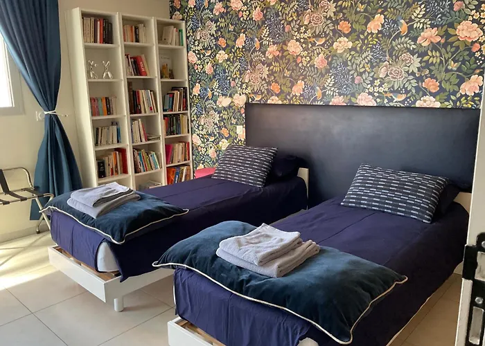 Avec 2 D'hôtes Pour 1 à 4 Personnes Avec Vue Mer, Terrasse, Parking Privé, Proche Port Et Aéroport, Petit Déjeuner Inclus Ajaccio (Corsica)