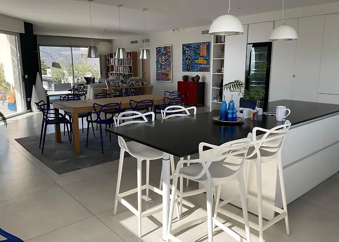 Avec 2 D'hôtes Pour 1 à 4 Personnes Avec Vue Mer, Terrasse, Parking Privé, Proche Port Et Aéroport, Petit Déjeuner Inclus 4*
