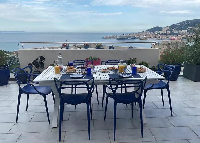 Avec 2 D'hôtes Pour 1 à 4 Personnes Avec Vue Mer, Terrasse, Parking Privé, Proche Port Et Aéroport, Petit Déjeuner Inclus