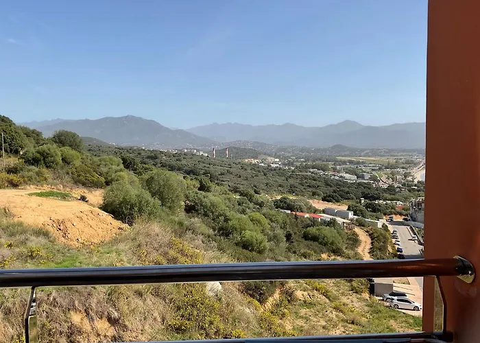 Couette-café Avec 2 D'hôtes Pour 1 à 4 Personnes Avec Vue Mer, Terrasse, Parking Privé, Proche Port Et Aéroport, Petit Déjeuner Inclus