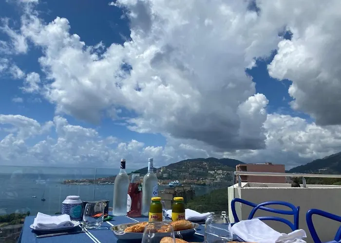 Couette-café Avec 2 D'hôtes Pour 1 à 4 Personnes Avec Vue Mer, Terrasse, Parking Privé, Proche Port Et Aéroport, Petit Déjeuner Inclus