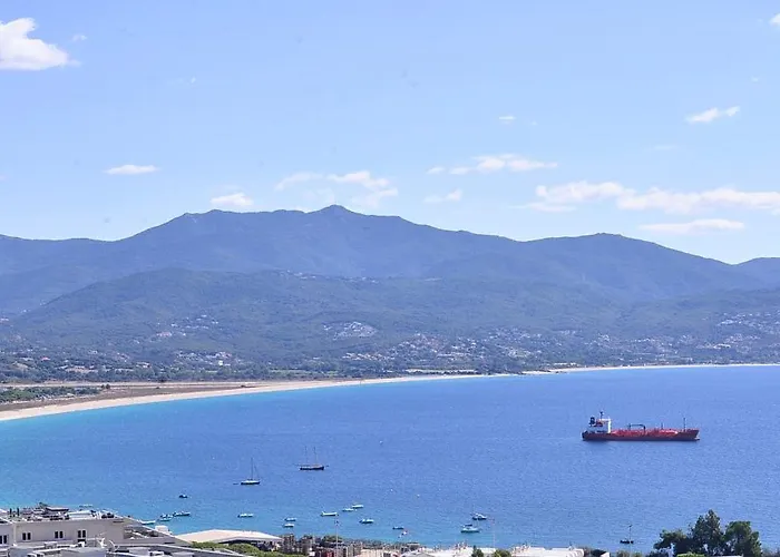 Couette-café Avec 2 D'hôtes Pour 1 à 4 Personnes Avec Vue Mer, Terrasse, Parking Privé, Proche Port Et Aéroport, Petit Déjeuner Inclus 4*