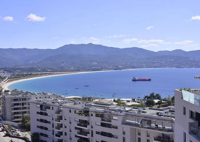 Couette-café Avec 2 D'hôtes Pour 1 à 4 Personnes Avec Vue Mer, Terrasse, Parking Privé, Proche Port Et Aéroport, Petit Déjeuner Inclus