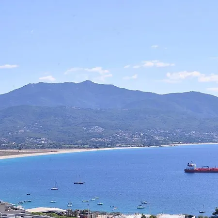 Frühstückspension Avec 2 D'hotes Pour 1 A 4 Personnes Avec Vue Mer, Terrasse, Parking Prive, Proche Port Et Aeroport, Petit Dejeuner Inclus 4*