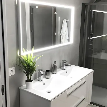 Avec 2 D'hotes Pour 1 A 4 Personnes Avec Vue Mer, Terrasse, Parking Prive, Proche Port Et Aeroport, Petit Dejeuner Inclus Oda ve Kahvaltı Ajaccio (Corsica)