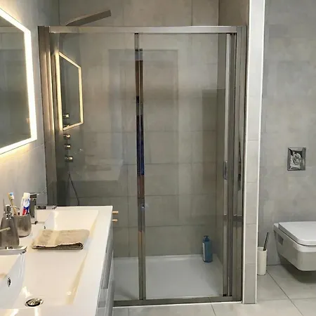 Avec 2 D'hotes Pour 1 A 4 Personnes Avec Vue Mer, Terrasse, Climatisation, Parking Prive, Proche Port Et Aeroport, Petit Dejeuner Inclus