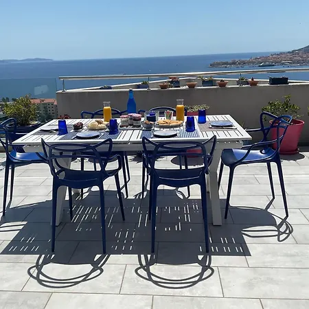 Avec 2 D'hôtes Pour 1 à 4 Personnes Avec Vue Mer, Terrasse, Climatisation, Parking Privé, Proche Port Et Aéroport, Petit Déjeuner Inclus Bed and breakfast 4*