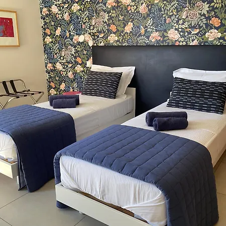 Avec 2 D'hotes Pour 1 A 4 Personnes Avec Vue Mer, Terrasse, Climatisation, Parking Prive, Proche Port Et Aeroport, Petit Dejeuner Inclus 4*