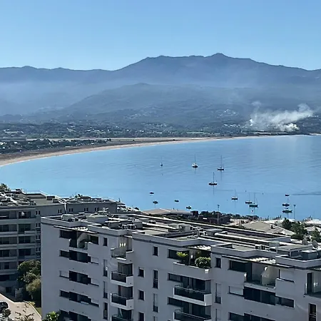 Avec 2 D'hotes Pour 1 A 4 Personnes Avec Vue Mer, Terrasse, Parking Prive, Proche Port Et Aeroport, Petit Dejeuner Inclus