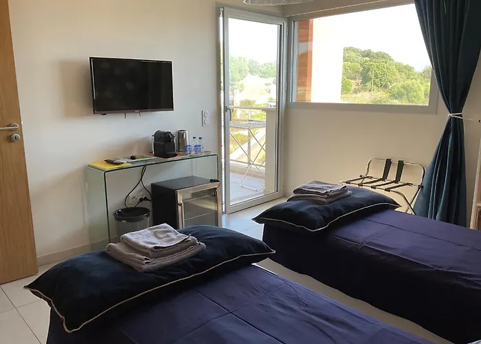 Avec 2 D'hotes Pour 1 A 4 Personnes Avec Vue Mer, Terrasse, Parking Prive, Proche Port Et Aeroport, Petit Dejeuner Inclus Panzió 4*